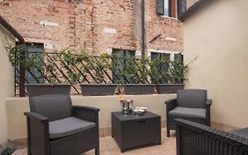 Sant'Aponal Cozy Apartment With Balcony R&R